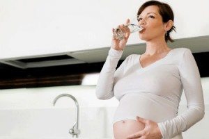 Uống nước khi mang đa thai