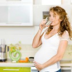 Cần uống bao nhiêu nước khi mang thai